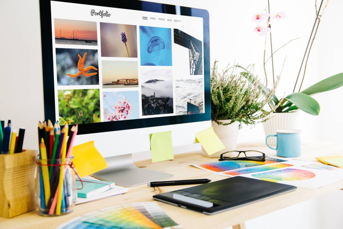 Moderner Schreibtisch mit Computer und Arbeitsbereich | Skylum-Blog

