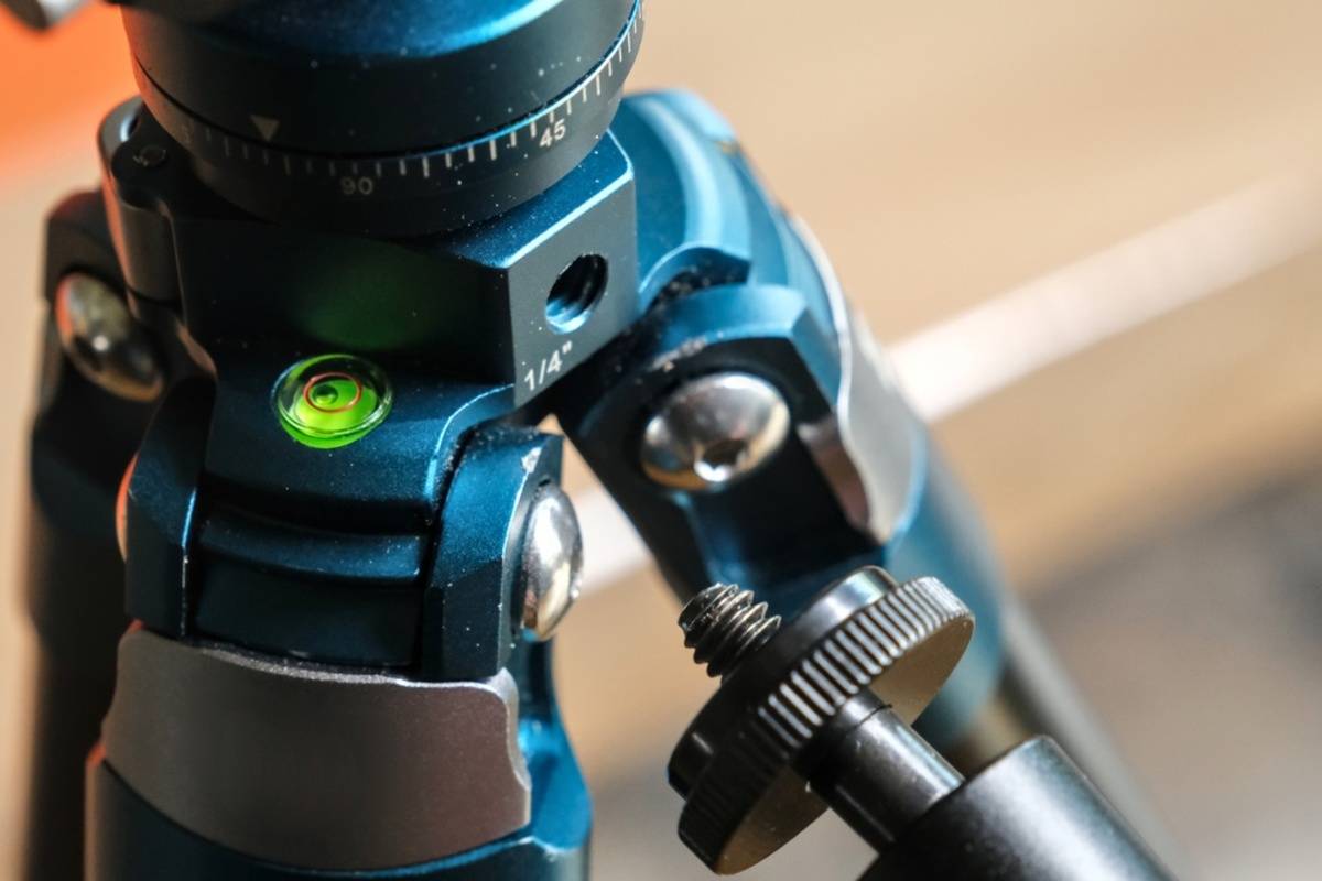 Assembling the tripod | Skylum Blog

