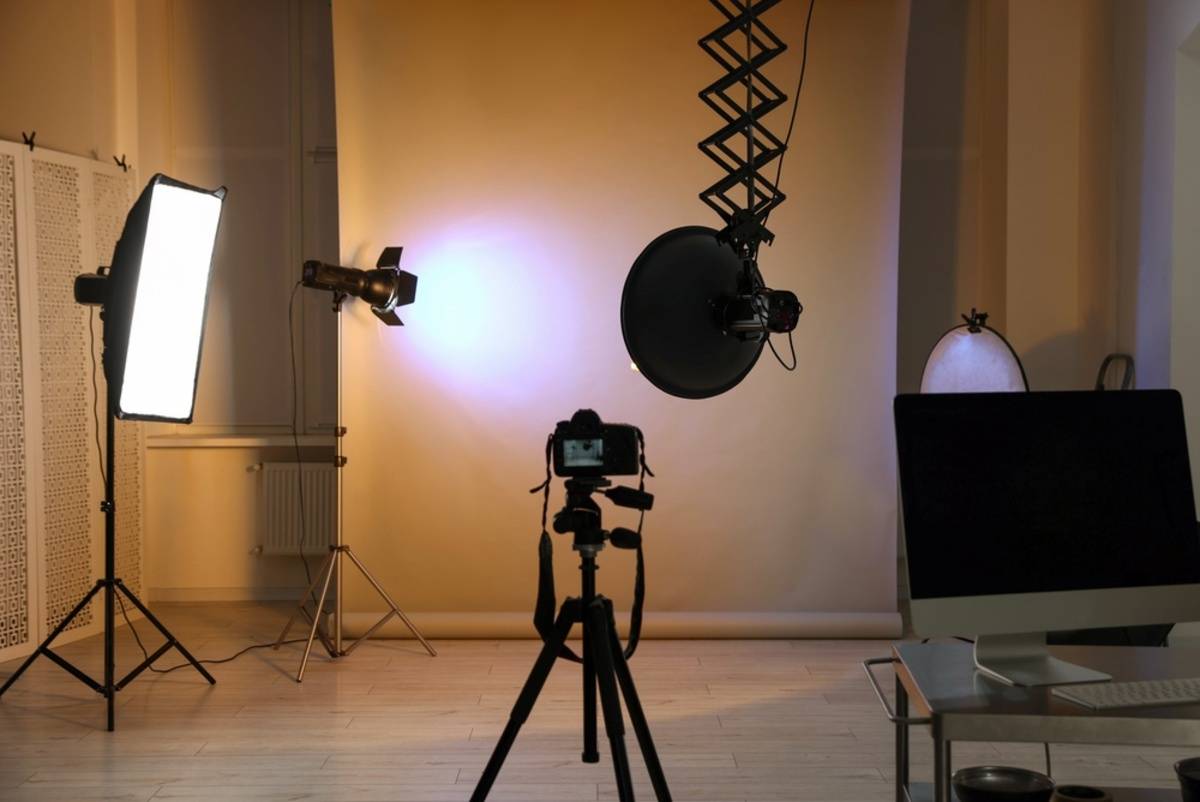 Estudio fotográfico con luces, cámara y fondo | Blog de Skylum
