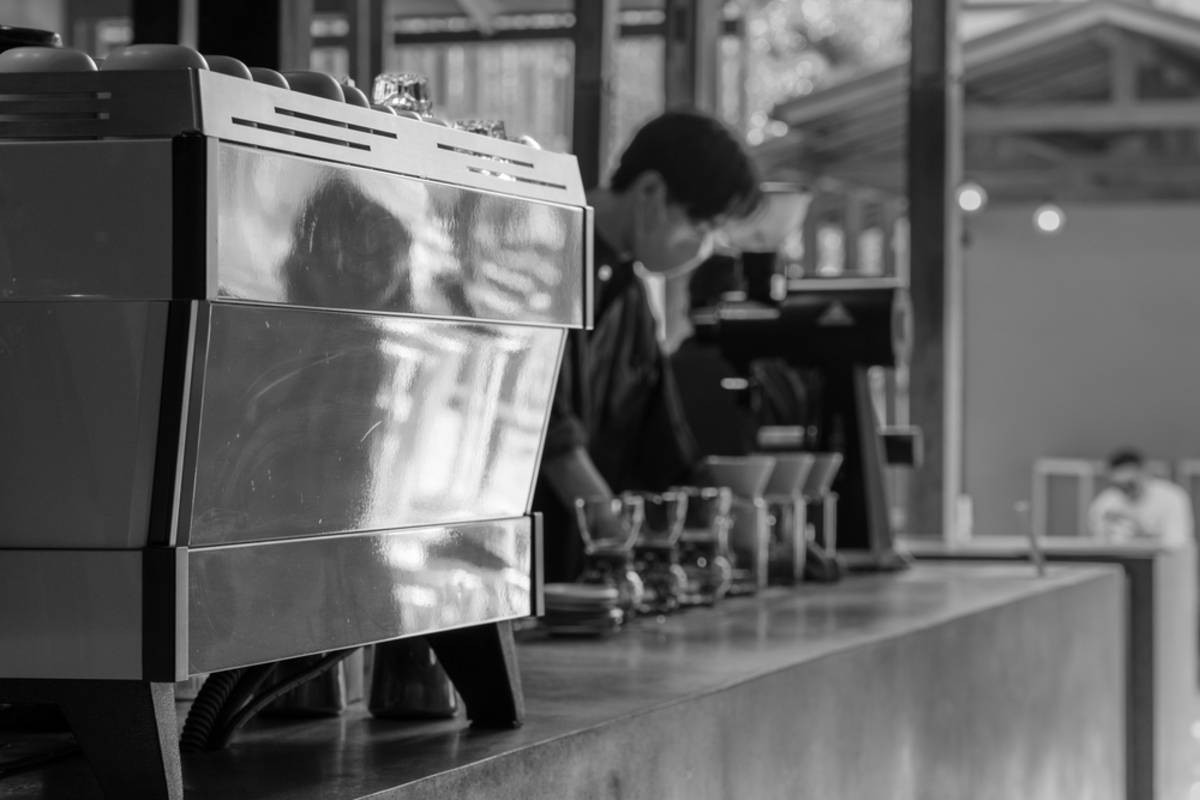 Black and white photo of a cafe | Skylum Blog

