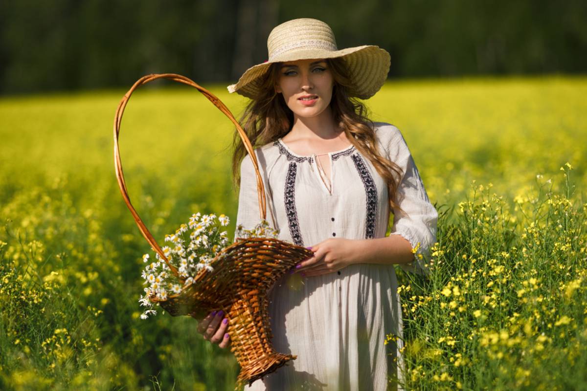 Woman photographing in a flower field | Skylum Blog

