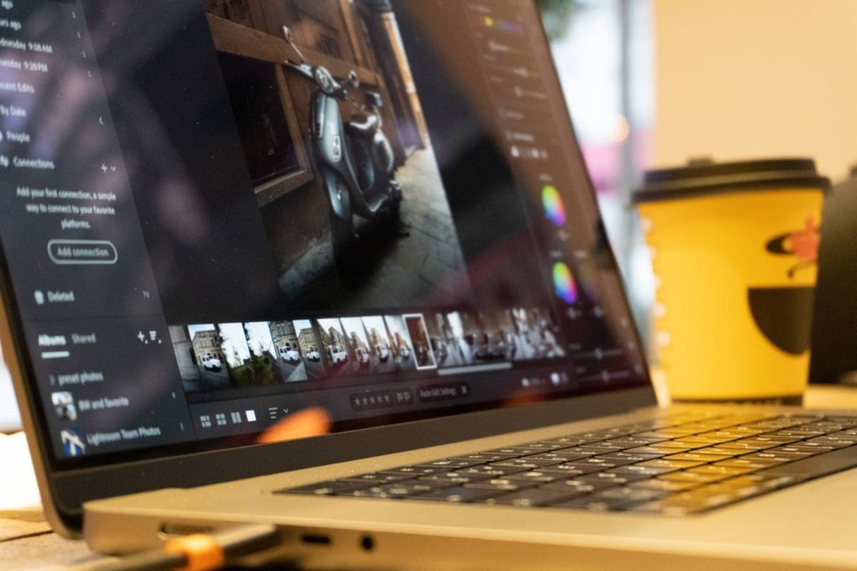 Fotograf bearbeitet Bilder auf einem Laptop | Skylum-Blog

