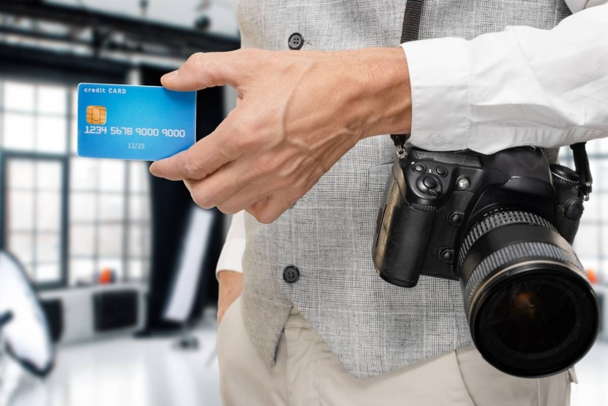 Fotograf mit einer Kamera am Schultergurt | Skylum-Blog

