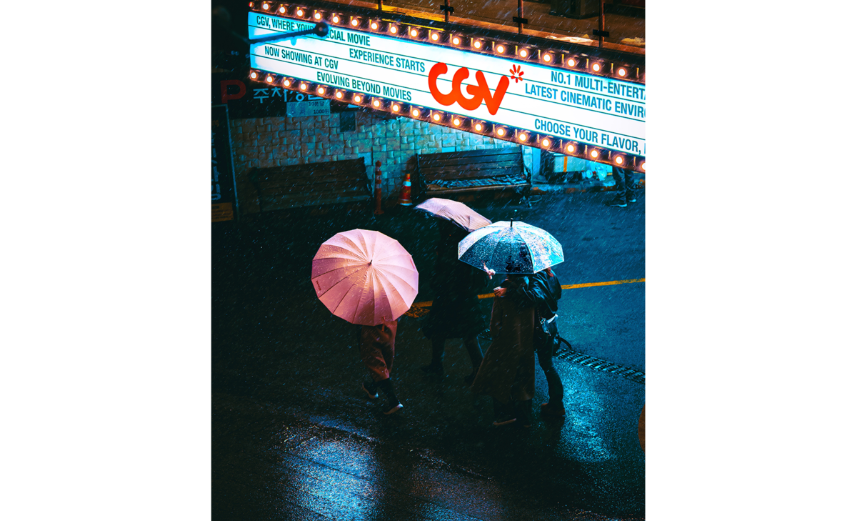 Bunte Lichter, die sich auf dem nassen Straßenbelag spiegeln | Skylum-Blog