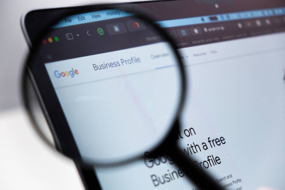 Lupe über einer Google-Suchergebnisseite | Skylum-Blog

