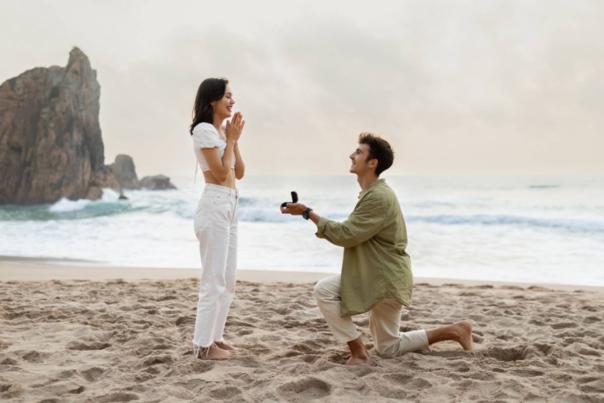 A guy proposes to a girl on the beach | Skylum Blog

