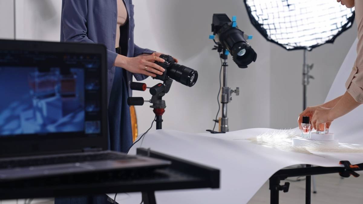 Photographer adjusting lights for a product shoot | Skylum Blog

