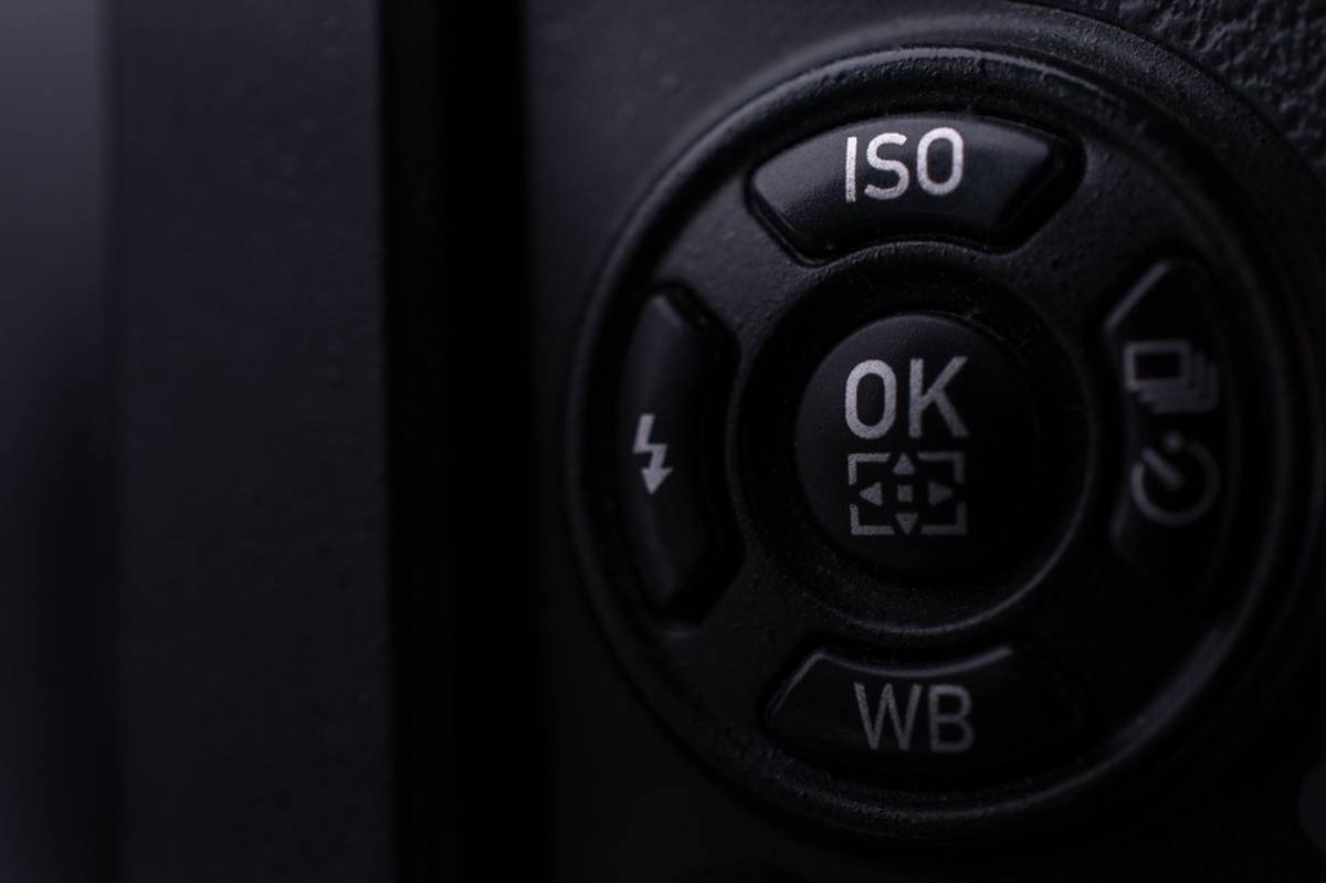Die ISO-Taste am Einstellrad einer Kamera | Skylum-Blog

