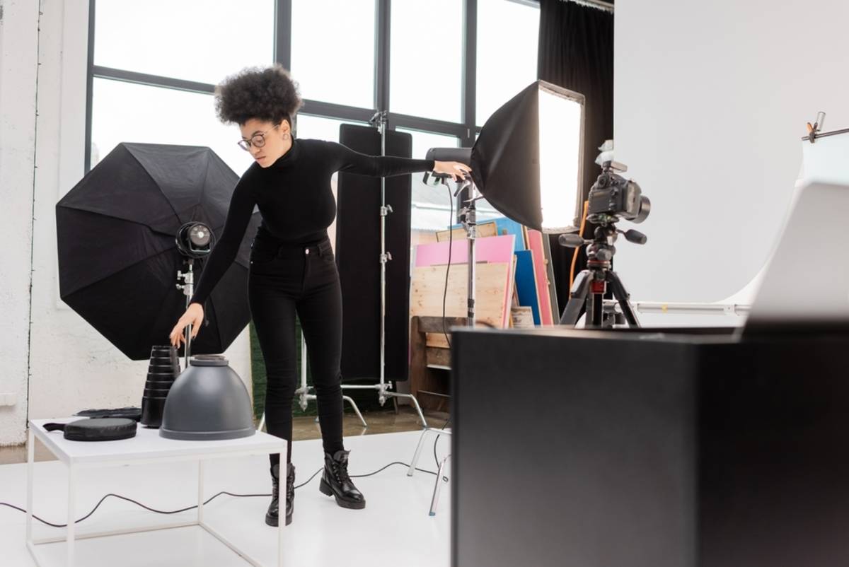 Fotograf pořizující portrét ve studiu | Blog Skylum
