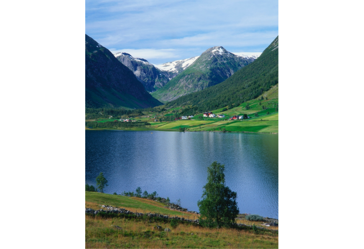 Mountain lake surrounded by green forest | Skylum Blog

