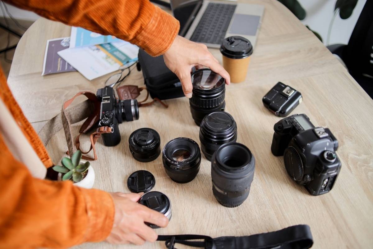 Fotograf s objektivem na stole | Blog Skylum
