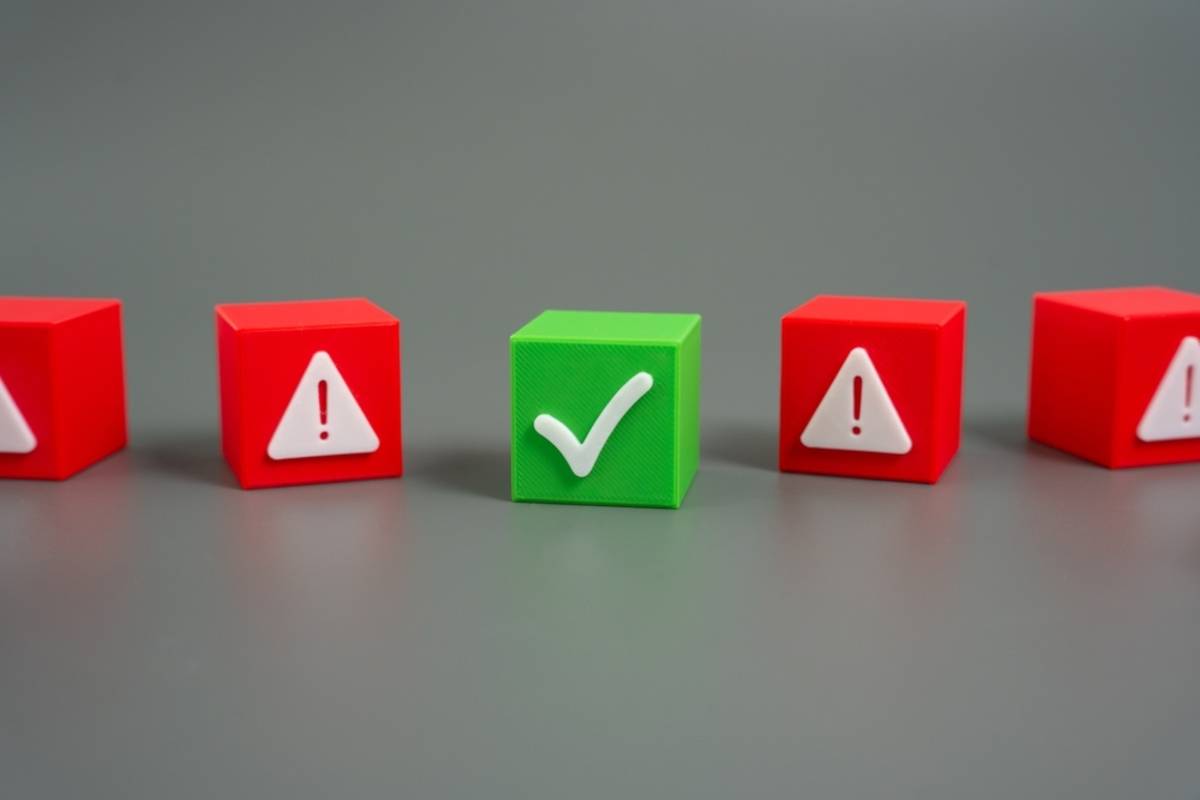 A cube with a check mark icon surrounded by error icons | Skylum How-to

