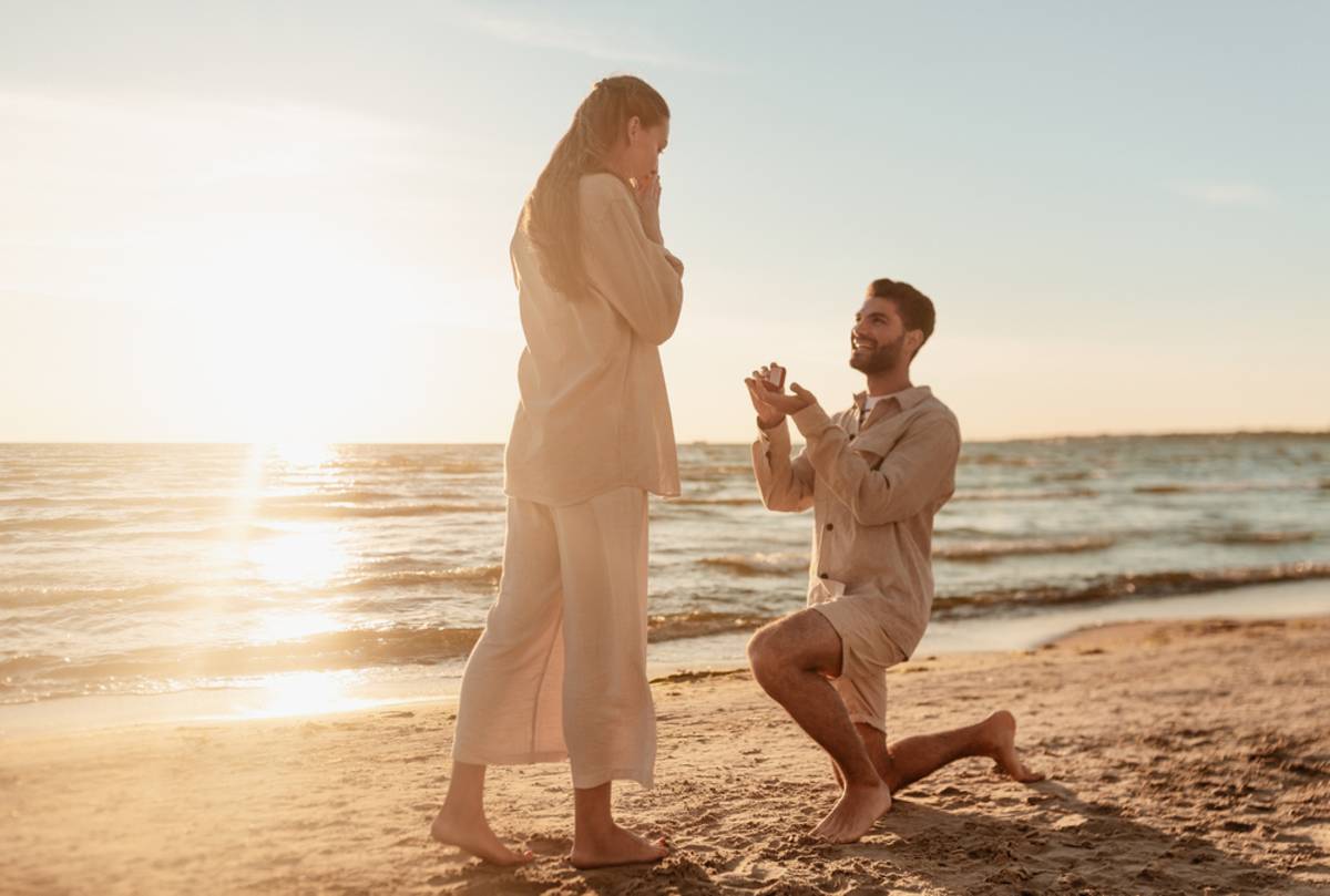 A guy proposes to a girl on the beach during golden hour | Skylum Blog

