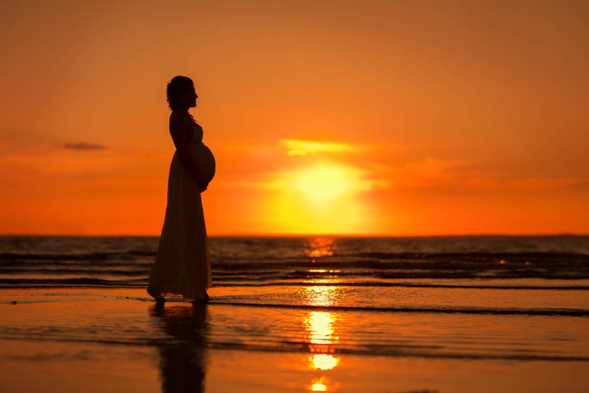 Pregnant woman silhouette against a sunset | Skylum Blog

