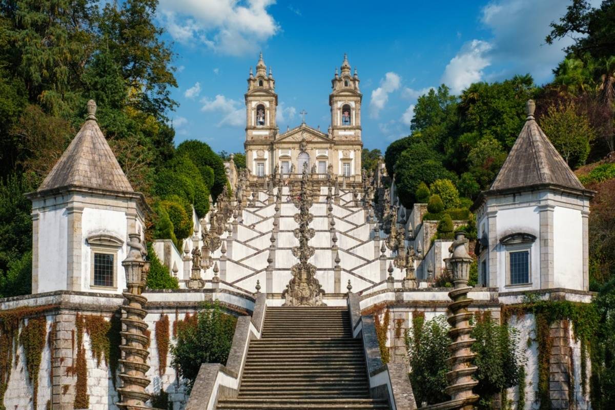Symmetrical palace with gardens and fountains | Skylum Blog

