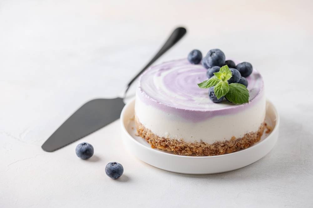 Blueberry cake on a stand with serving spatula | Skylum Blog

