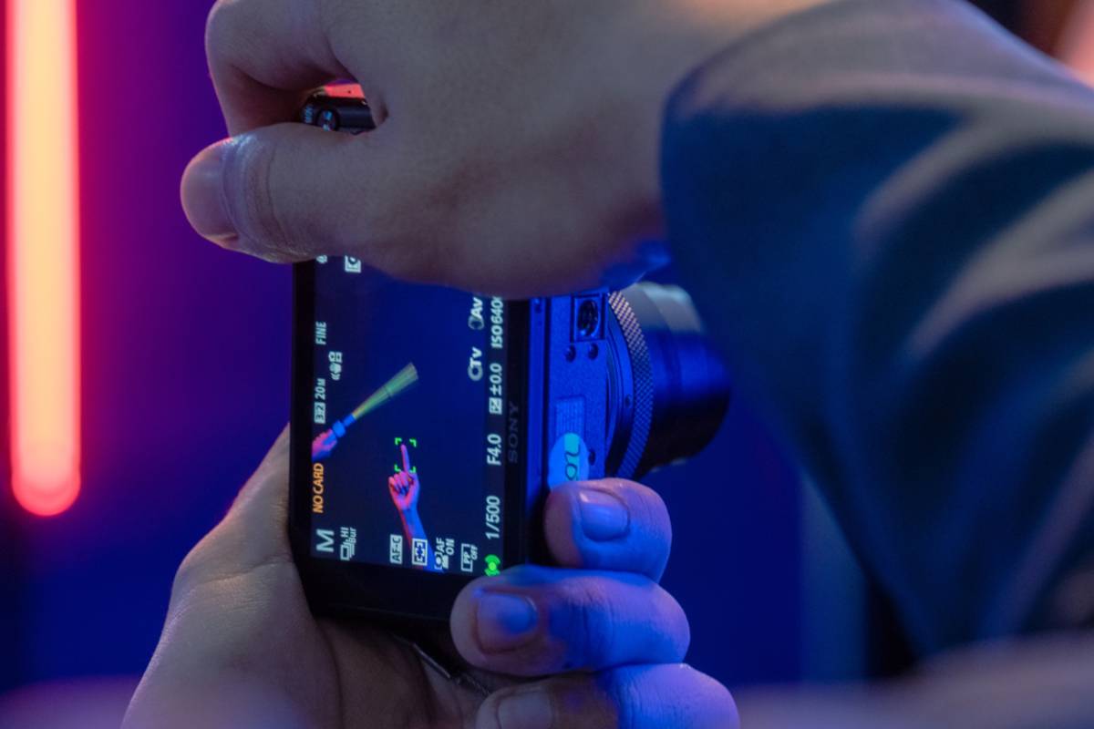 Fotoaparát Sony RX100 VII v tmavém studiovém prostředí | Blog Skylum

