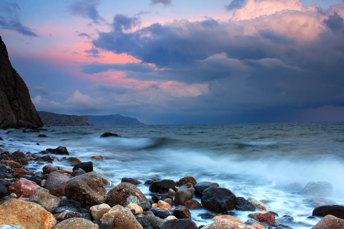 Rocky seashore under dramatic pink and blue clouds | Skylum Blog

