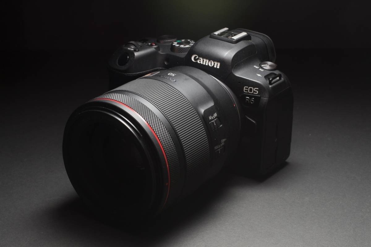 Black digital camera on dark background | Skylum Blog