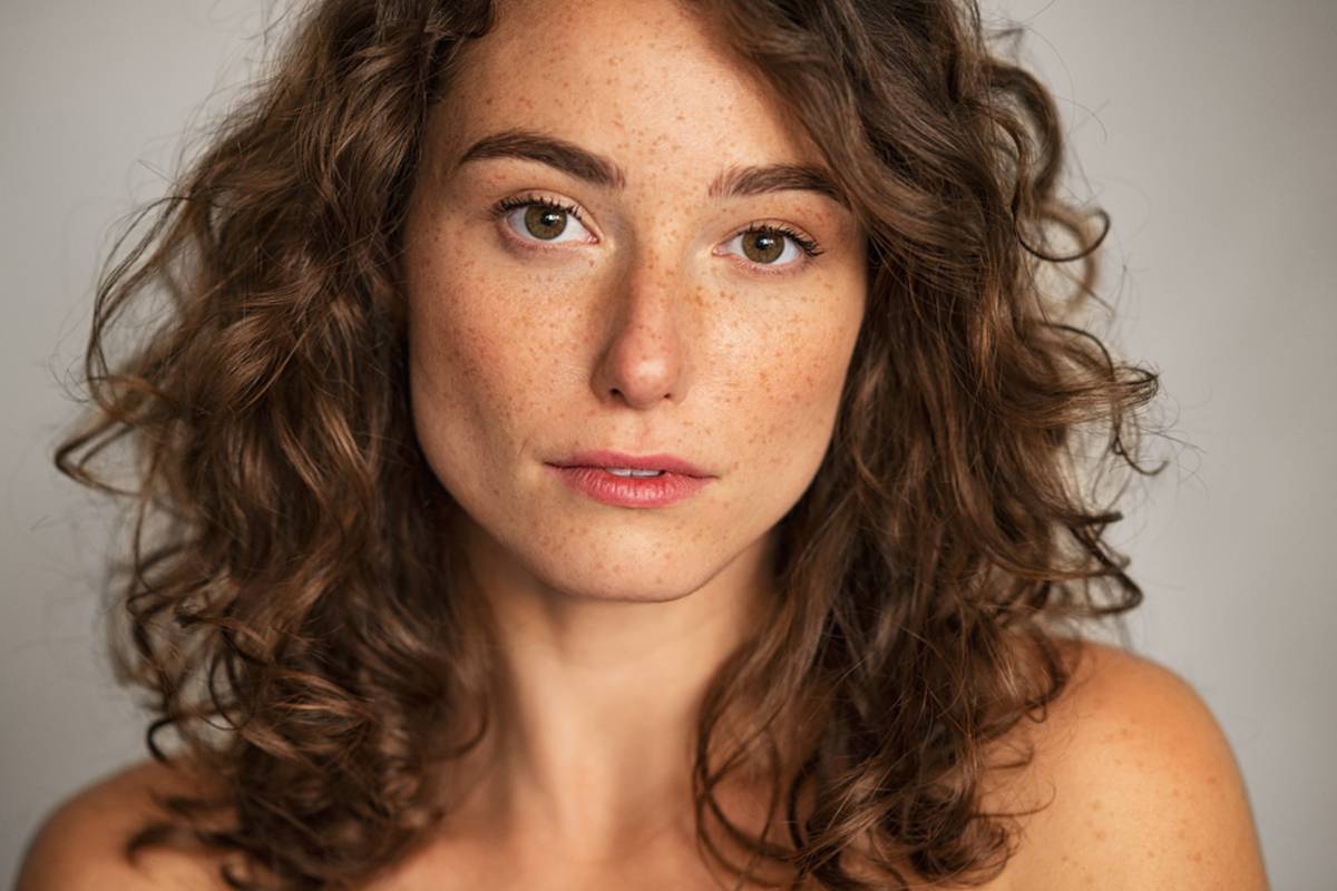 Woman with curly hair looking at the camera | Skylum Blog

