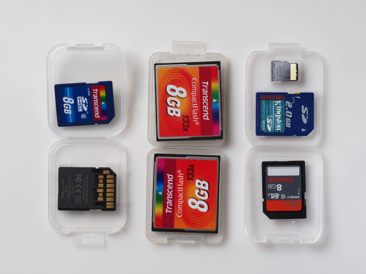SD, CompactFlash and microSD memory cards in plastic cases, including 8GB and 2GB models
